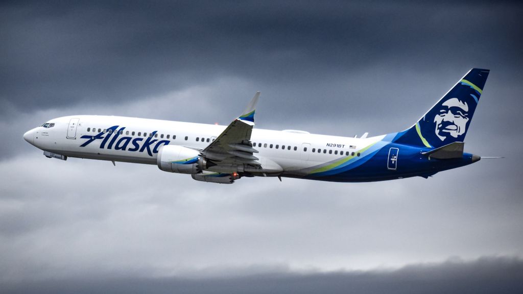 Boeing 737 MAX 9 (N291BT) - Alaska B39M soaring out of an overcast KSEA bound for Newark.