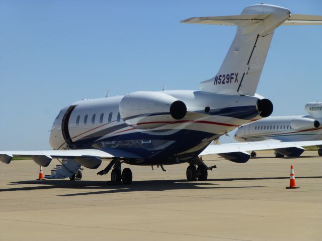 Bombardier Challenger 300 (N529FX)