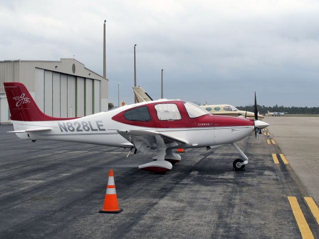 Cessna Skyhawk (N828LE) - A very nice Cirrus.