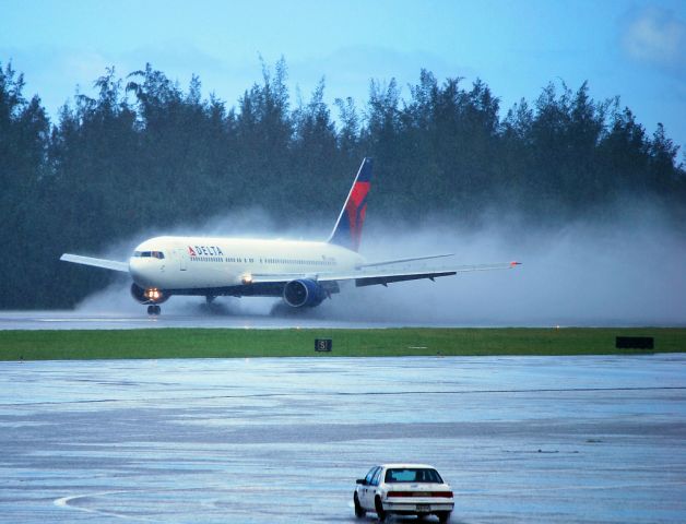 BOEING 767-300 (N143DA) - Delta Air Lines Boeing 767-332 N143DA / 1403 (cn 25991/721)  San Juan - Luis Munoz Marin International (SJU / TJSJ) Puerto Rico, September 13, 2009  Aeroparque Photo : Tomás Del Coro