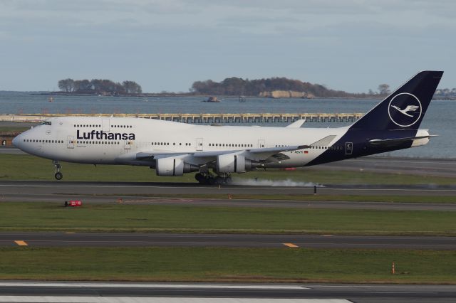 Boeing 747-400 (D-ABVM) - Lufthansa 422 from Frankfurt touching down on 4R    (10/28)