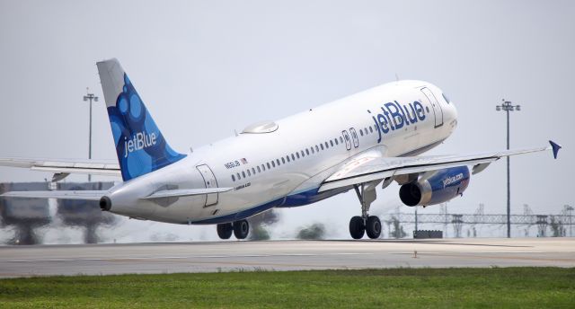 Airbus A320 (N661JB) - jetBlue A320 taking off from RWY 10R