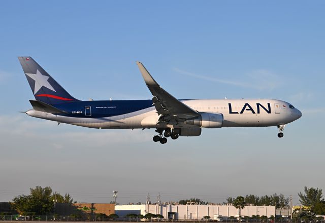 BOEING 767-300 (CC-BDB)