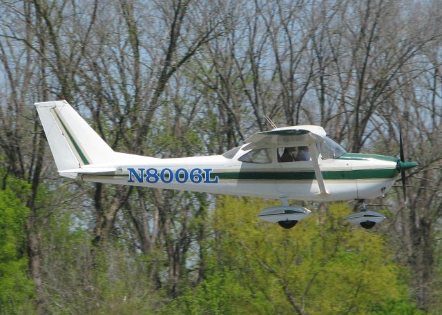 Cessna Skyhawk (N8006L) - Landing on 14 at the Shreveport Downtown airport.