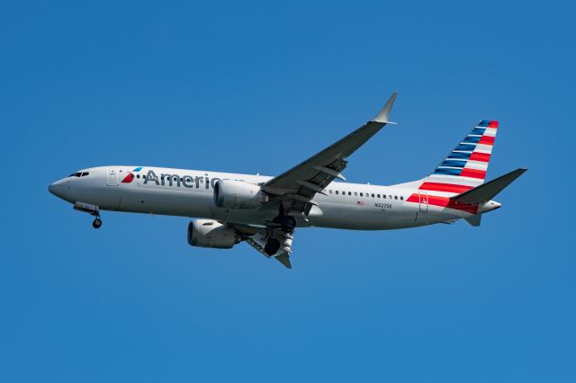 Boeing 737-800 (N327SK)