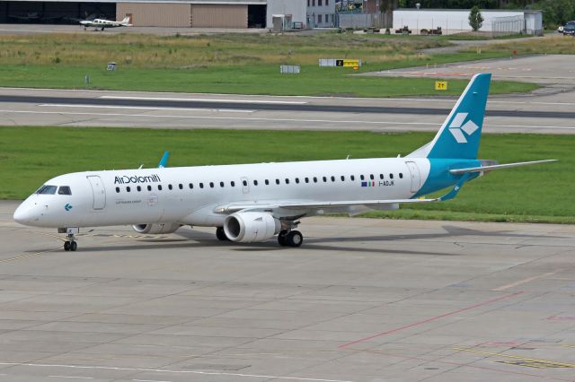 EMBRAER 195 (I-ADJK)