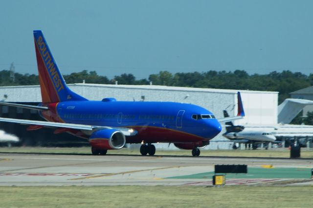 Boeing 737-700 (N7701B)