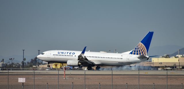 Boeing 737-800 (N76526)