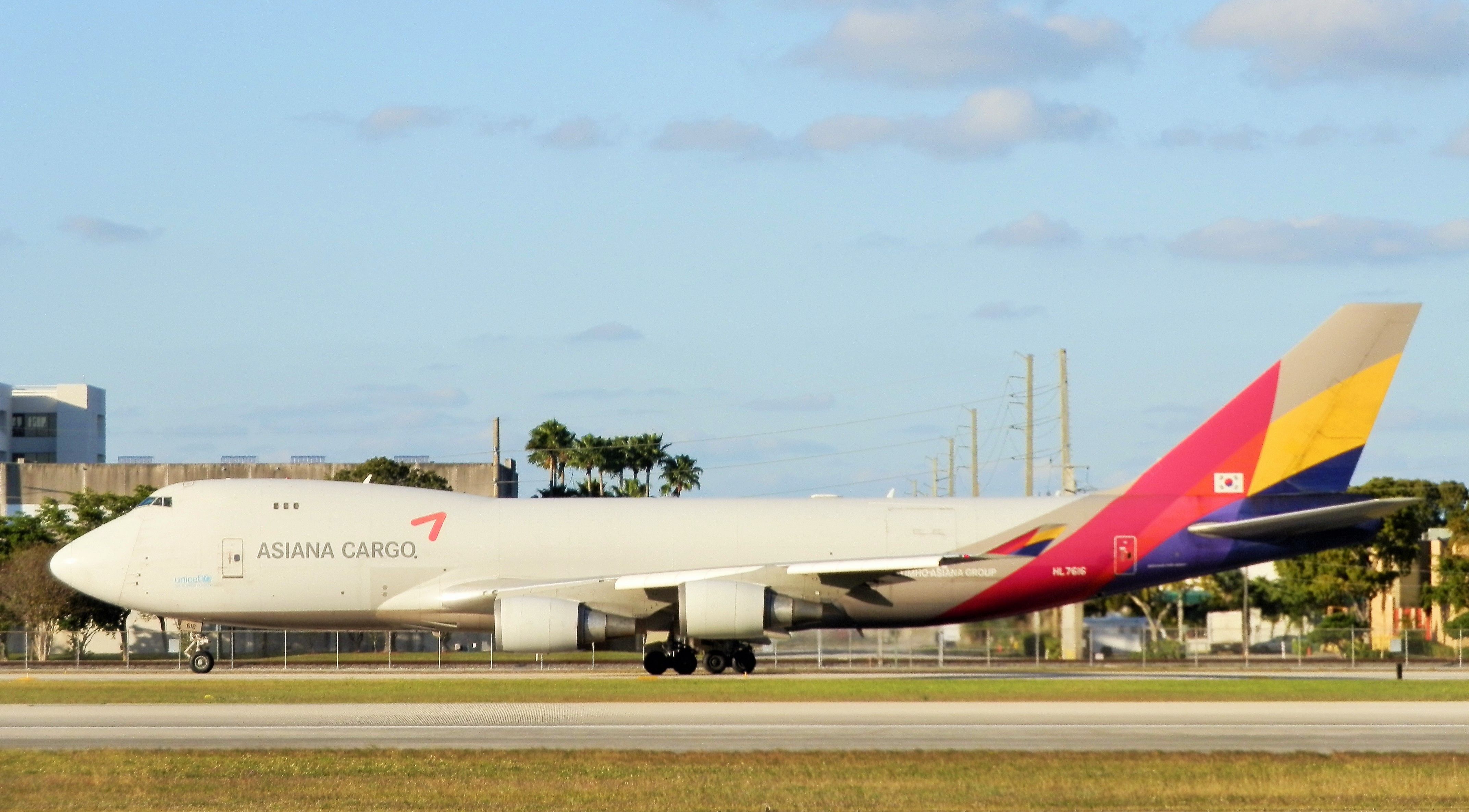 Boeing 747-400 (HL7616) - An Asiana B747-400F"With retractable nose visor"For frontal cargo loading"Taxiing for departure