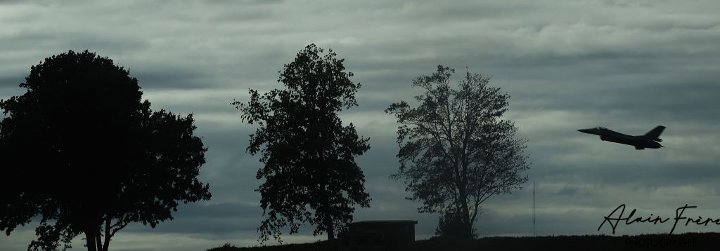 Lockheed F-16 Fighting Falcon — - décollage à partir du sud ouest vers l'est à Florennes
