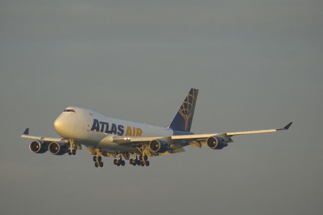 Boeing 747-400 (N418MC)