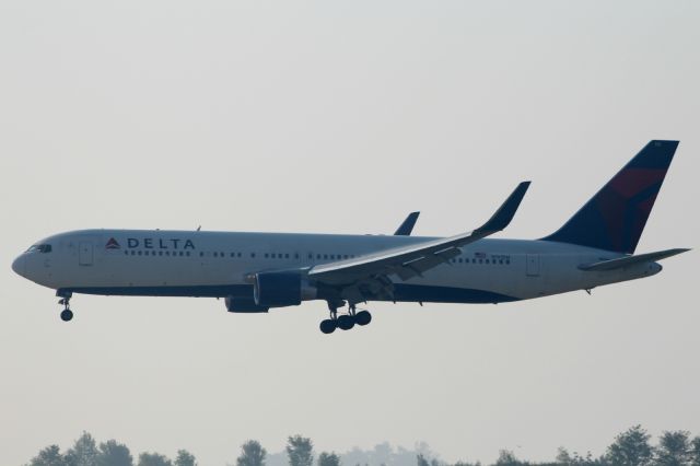 N191DN — - Early morning landing in Venice Marco Polo Airport with some fog and condensation on wings