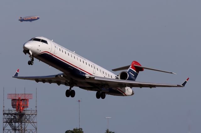 Canadair Regional Jet CRJ-700 (N712PS)