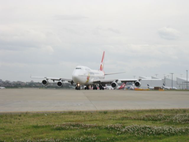 Boeing 747-400 (VH-OJU) - I was standing 200m's right of the center of runway 25.