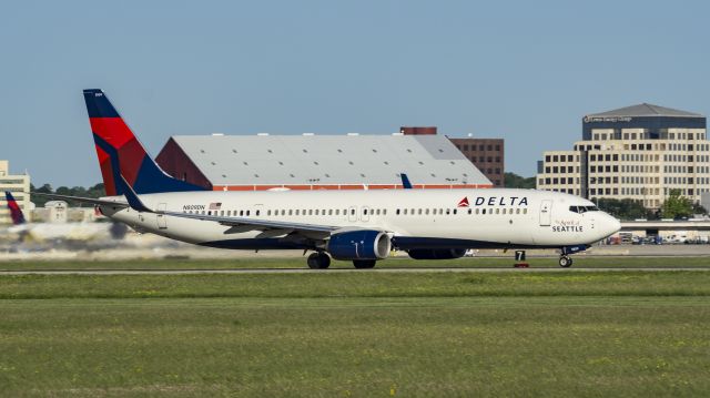 Boeing 737-900 (N809DN) - Spirit of Seattle departing runway 4