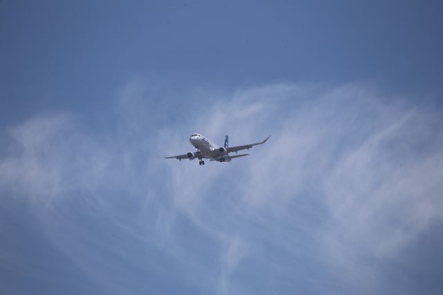 EMBRAER 175 (long wing) (N643QX)