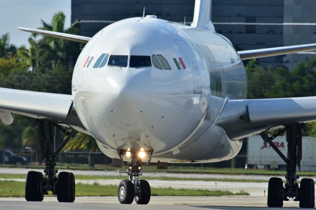 Airbus A330-300 (EI-MYY)