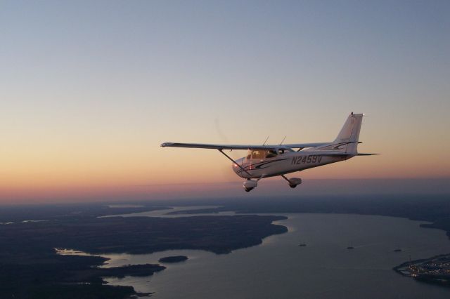 Cessna Skyhawk (N2459V) - Huntsville Flight Center Cessna 172 over TN River.