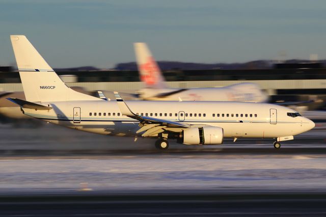 Boeing 737-700 (N660CP) - Trying to pan at 1/50th of a second in 10*F temperatures is not actually that easy.