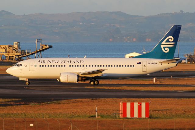 BOEING 737-300 (ZK-NGD)