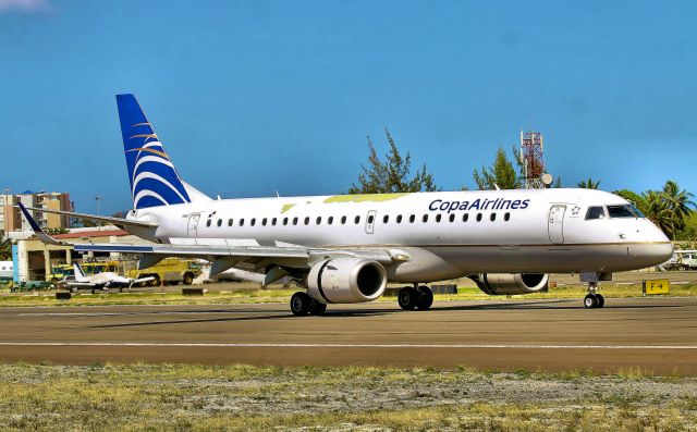 Boeing 737-700 (HP-1564CMP)