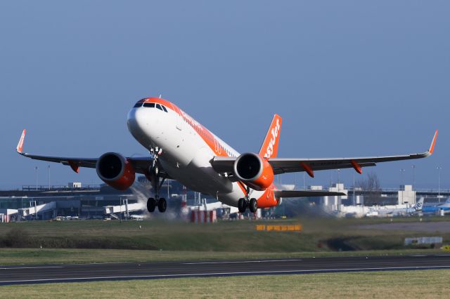 Airbus A320neo (G-UZHZ) - EZY1831 departing to AMS