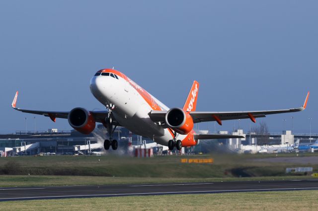 Airbus A320neo (G-UZHZ) - EZY1831 departing to AMS