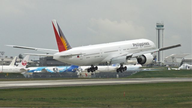 BOEING 777-300 (RP-C7773) - BOE993 on final to runway 16R to complete its maiden flight on 4/8/13. (LN:1096 cn 38718).