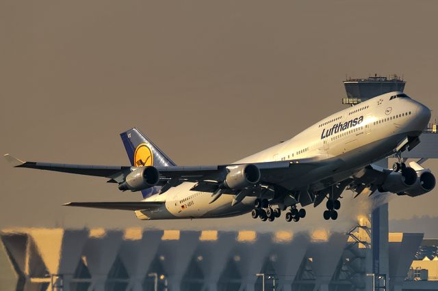 Boeing 747-400 (D-ABVX) - evening departure