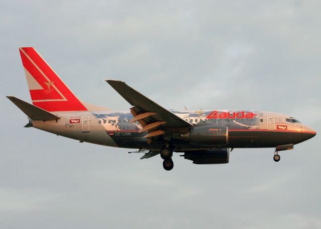BOEING 737-600 (OE-LNM)