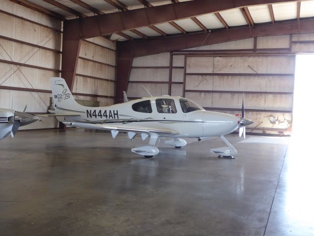 Cirrus SR-22 (N444AH)