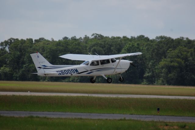 Cessna Skyhawk (N6009M) - Lifting off of 19 at Lone Star.