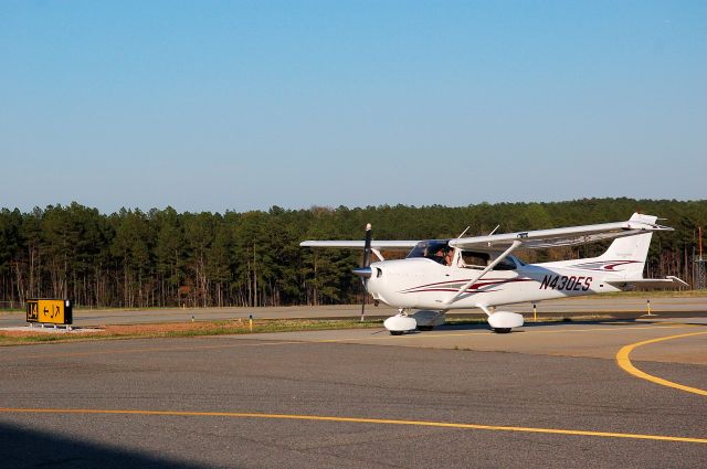 N430ES — - Taxiing to the hangar