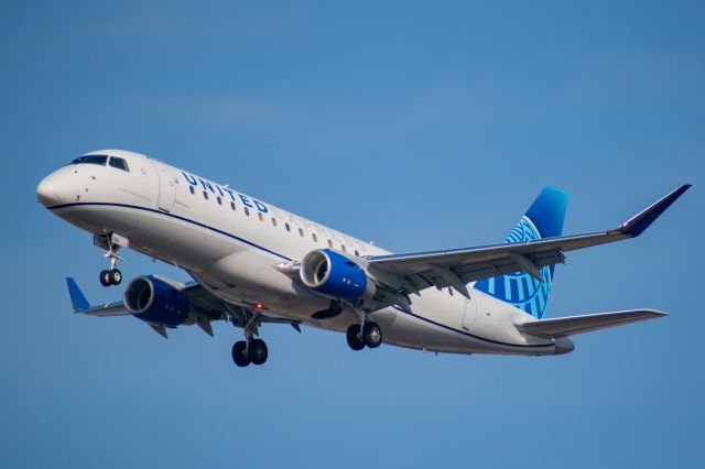 Embraer 175 (N769YX)