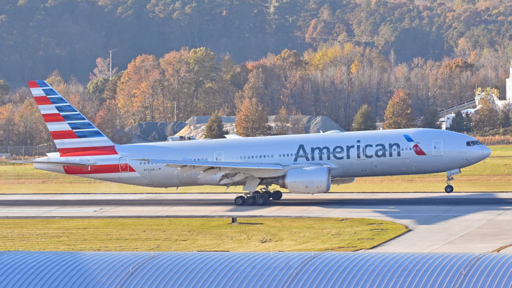 Boeing 777-200 (N793AN) - American Airlines Boeing 777-200 (N919NN) from EGLL arrives at KRDU Rwy 5L on 11/17/2018 at 3:59 pm.