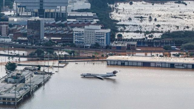 BOEING 727-200 (PR-TTP) - Boeing 727-200F da companhia cargueira Total Cargo foi a única aeronave que ficou no aeroporto de Porto Alegre na enchente.