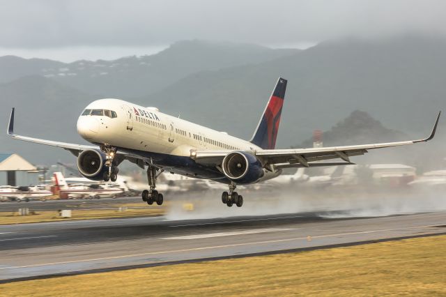 Boeing 757-200 (N542US) - Delta airlines B757-2 departing St Maarten on a wer runway!