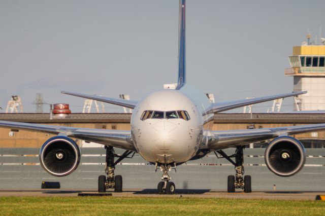 BOEING 767-400 (N828MH) - Delta 8865 coming into the pad to drop off the LA Chargers.