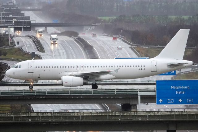 Airbus A320 (LY-MLK)