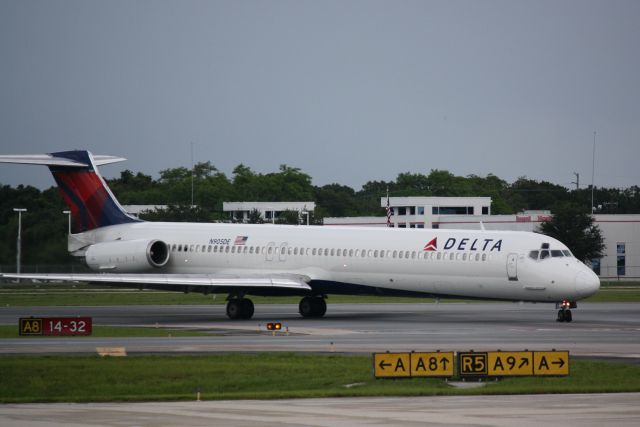 McDonnell Douglas MD-88 (N905DE) - Delta Flight 1678 (N905DE) arrives at Sarasota-Bradenton International Airport following a flight from Hartsfield-Jackson International Airport