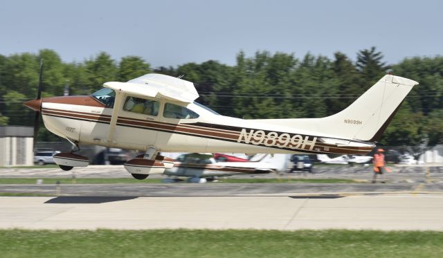 Cessna Skylane (N9899H) - Airventure 2017