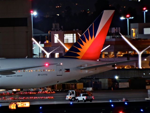 BOEING 777-300 (RP-C7773) - Noted 11/04/14
