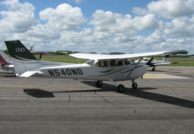 Cessna Skyhawk (NDU40) - www.kregaxn.webs.com