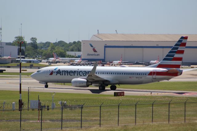 Boeing 737-800 (N987AN) - Plane Type: 2009 Boeing 737-823br /Route: CLE-CLTbr /Airline: American Airlines br /Livery: br /Registration: N987AN br /Owned By: Wilmington Trust Co Trusteebr /Runway: 36L 