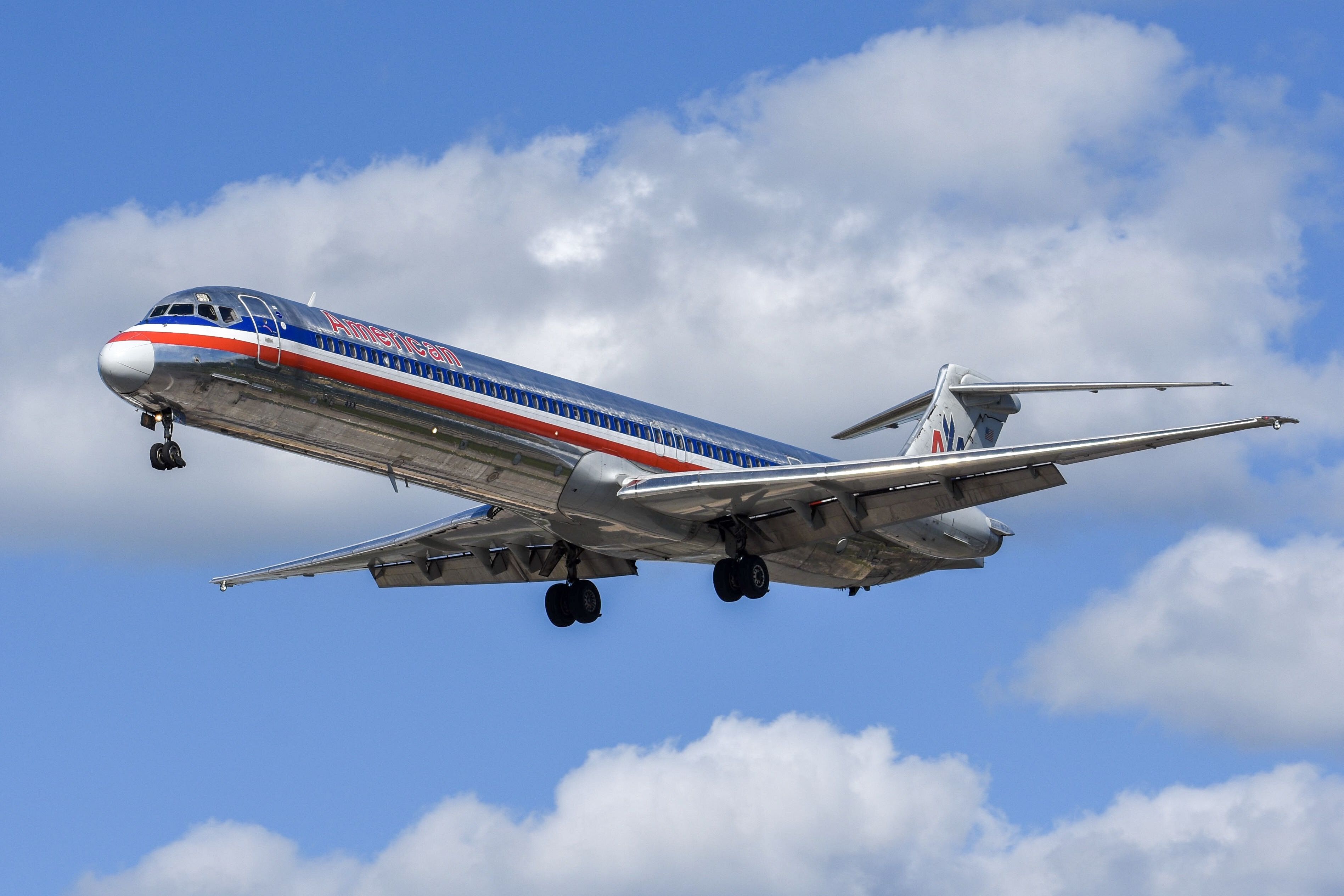 McDonnell Douglas MD-83 — - Arrival into STL runway 29. The day after this American announced the final flights for these iconic planes.