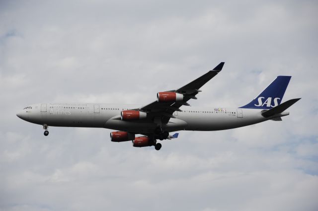 Airbus A340-300 (OY-KBD) - Final Approach to Narita Intl Airport Rnwy16R on 2012/08/18