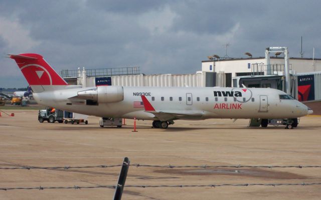 Canadair Regional Jet CRJ-200 (N8930E) - NW Airlink (Pinnacle) CRJ-200LR N8930E at SHV on Sept 14, 2009. Note the bowling shoe livery nose cone.