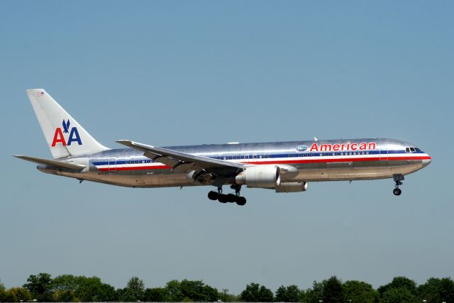 BOEING 767-300 (N351AA) - On short finals for R09L on 23-May-10 operating flight AAL80 from KDFW.