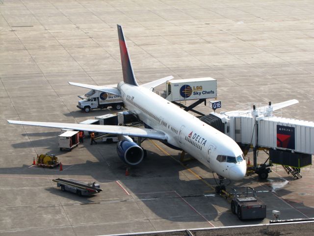 Boeing 757-200 (N670DN)