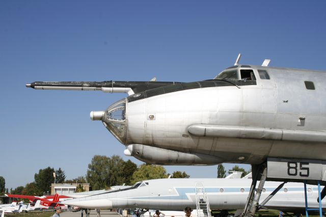 Tupolev Tu-142 —